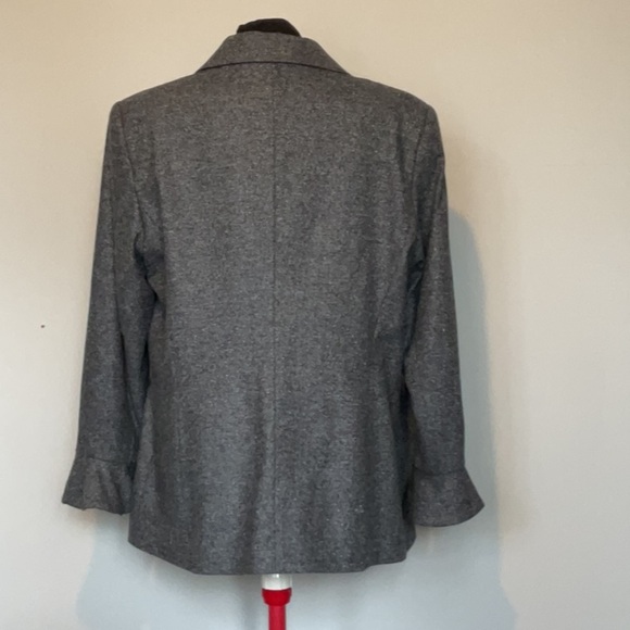 Gorgeous Escada wool blazer with Rosette closure size 46 (XL) - Picture 5 of 7